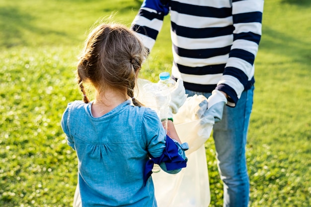 Niños recogiendo basura en el parque