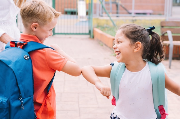 Los niños regresan a la escuela después del covid-19 y el bloqueo pandémico