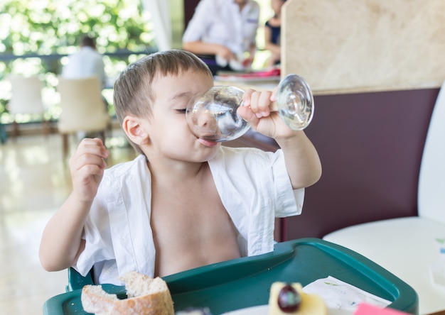 Niños en el restaurante