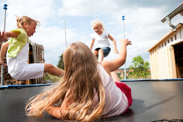 Niños saltando en trampolín