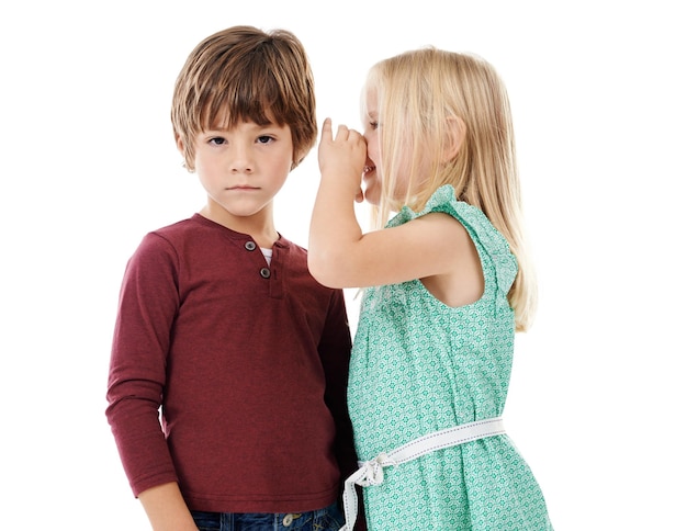 Niños secretos o oídos con susurro para chismes rumores o noticias en el estudio sobre un fondo blanco Niños jóvenes niña y niño escuchando con confidencialidad privacidad secreto o contando para amistad o charla