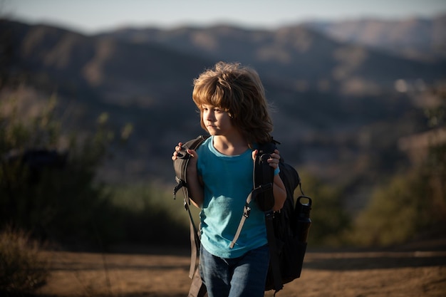 Niños senderismo niño niño turista va de excursión