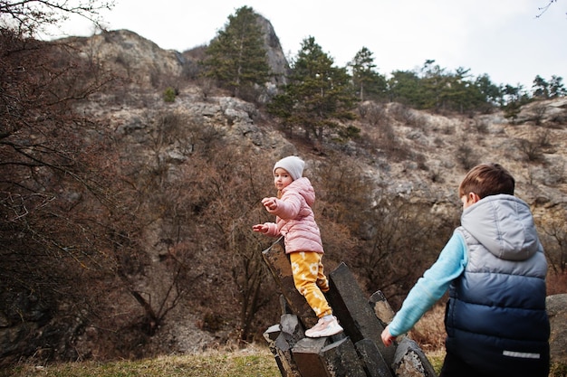 Los niños en el sendero científico Turold Mikulov República Checa aprenden tipos de razas de roca