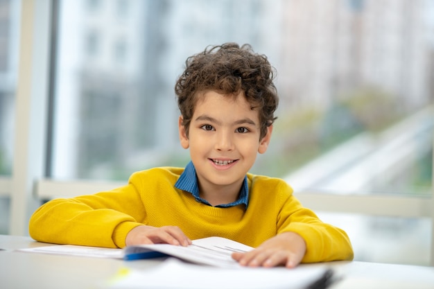 Niños sentados en el escritorio de la escuela