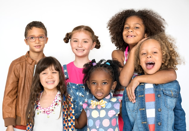 Foto niños sonriendo felicidad amistad unión retrato de estudio