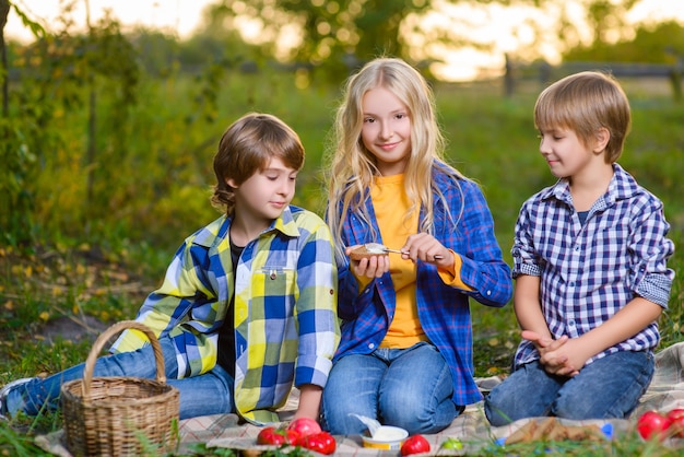 Niños sonriendo y niña en el parque otoño