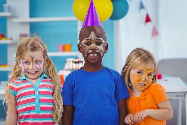 Niños sonrientes con caras pintadas