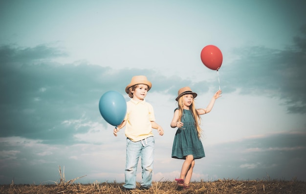 Niños sonrientes felices en el fondo de la naturaleza niños al aire libre en la naturaleza día feliz solo momentos felices