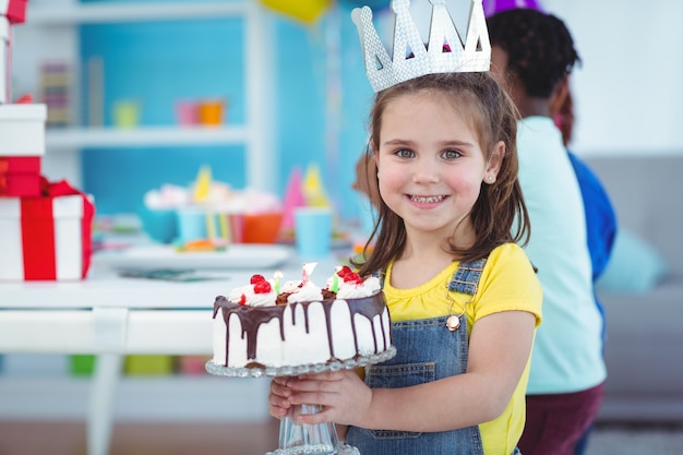 Niños sonrientes en una fiesta de cumpleaños