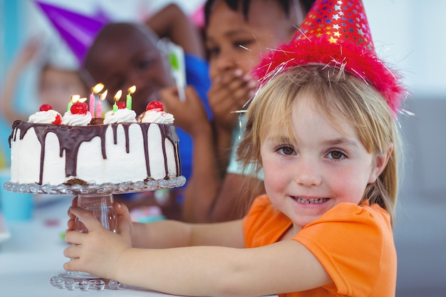 Niños sonrientes en una fiesta de cumpleaños