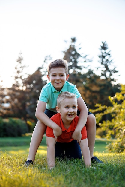 Niños sonrientes jugando en la naturaleza