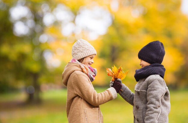 Foto niños sonrientes en el parque de otoño