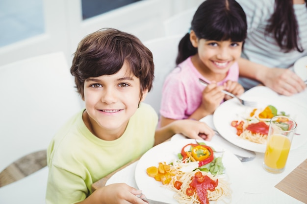 Foto niños sonrientes que tienen comida