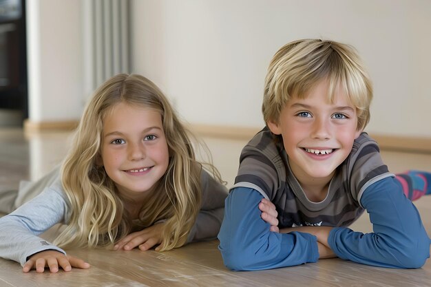 Foto niños sonrientes de tomas medias posando en el interior