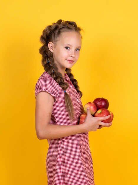 Los niños sostienen manzanas saludables para comer vitaminas naturales mientras hacen dieta en la infancia