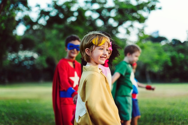 Niños superhéroes con superpoderes