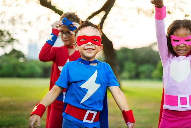 Niños superhéroes con superpoderes