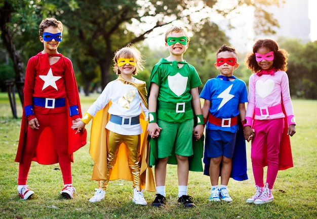 Foto niños superhéroes con superpoderes