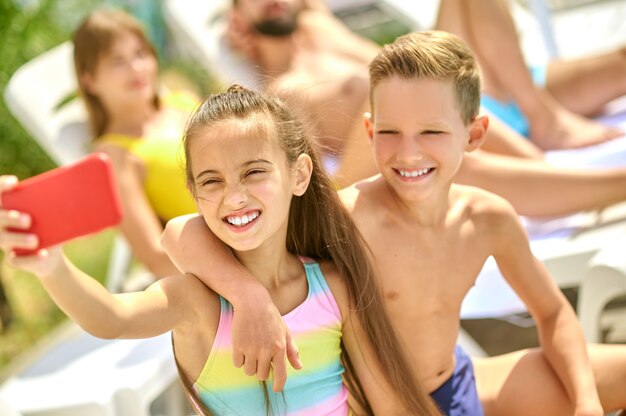 Los niños y sus padres pasando un buen rato en la playa