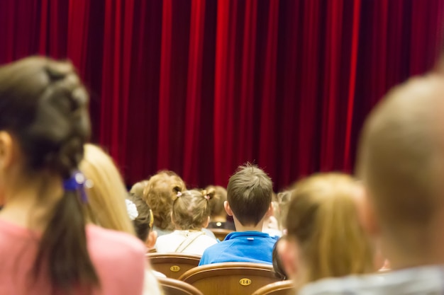 Foto niños en el teatro o cine antes del espectáculo.