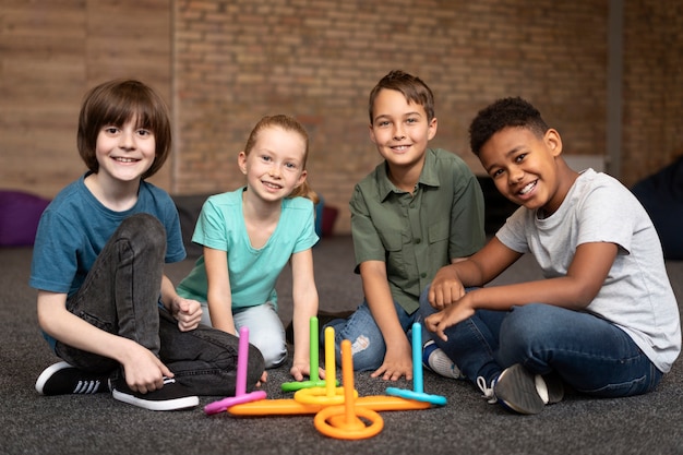 Foto niños de tiro completo sentados juntos