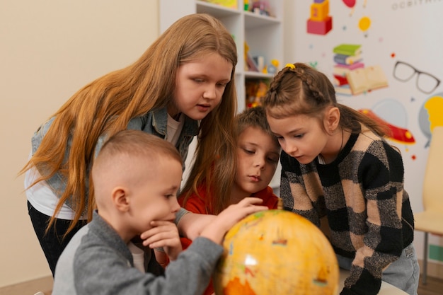 Niños de tiro medio que pasan tiempo en la escuela.