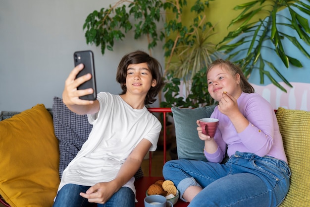 Niños de tiro medio tomando selfie