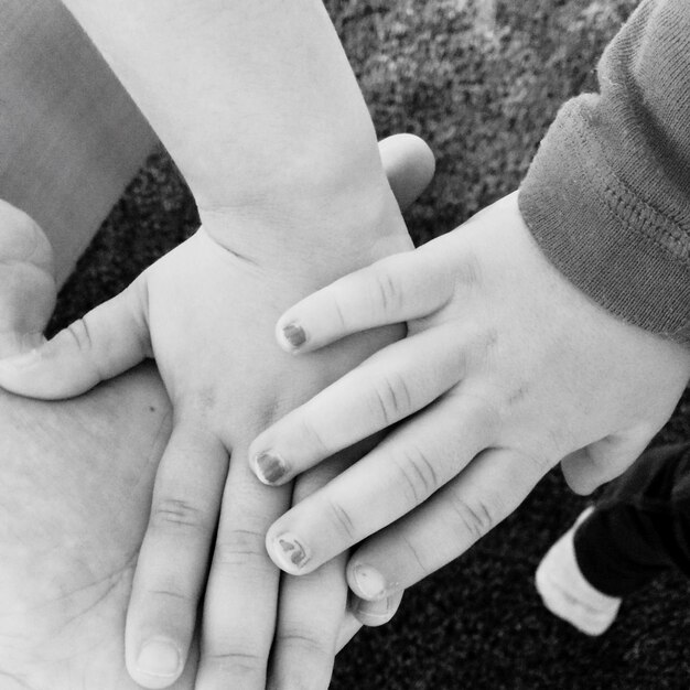 Foto los niños tocan la mano de los padres