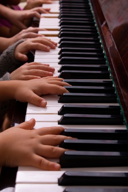 Foto niños tocando el teclado del piano