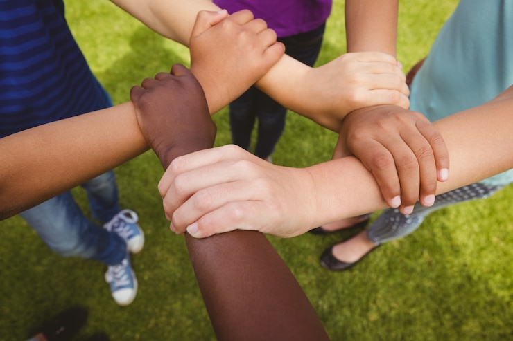 Foto niños tomados de la mano juntos en el parque