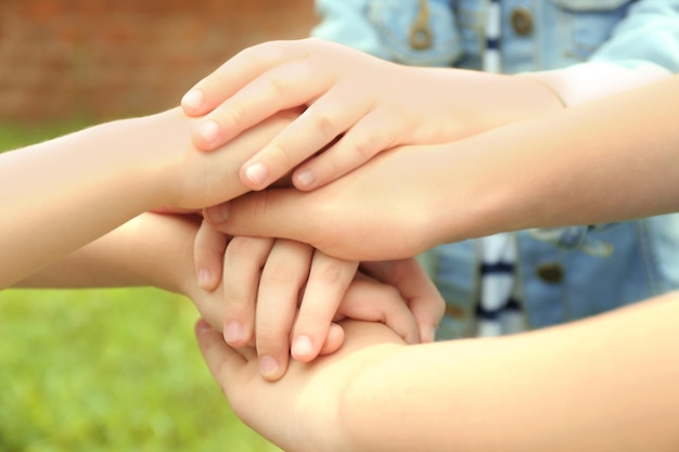 Foto niños tomados de la mano en primer plano