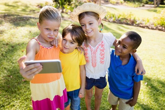 Niños tomando una selfie