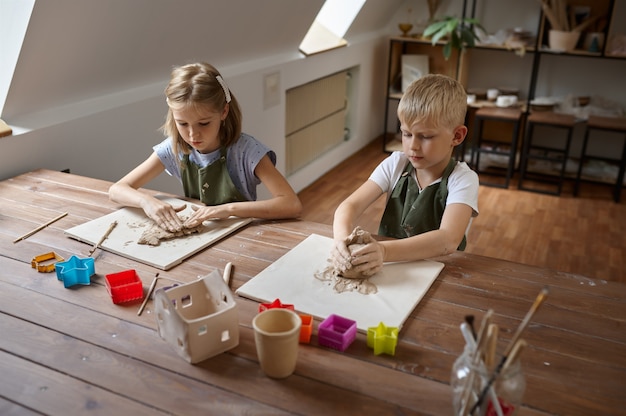 Los niños trabajan con arcilla, los niños en el taller.