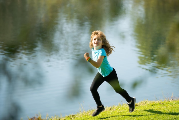 Niños trotando en el parque al aire libre Actividad deportiva saludable para niños Niño pequeño en carrera de atletismo Atleta joven en entrenamiento Corredor haciendo ejercicio Trotar para niños Trotar por la mañana