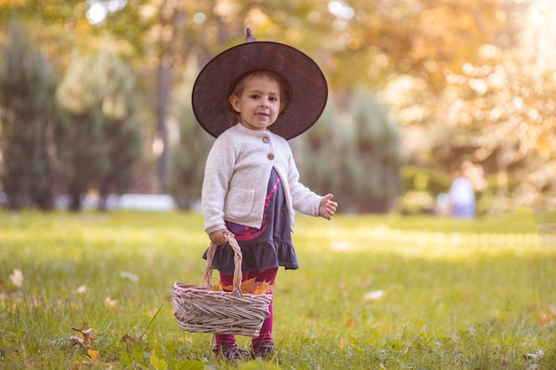 Niños truco o trato en la noche de halloween niña con cara de calabaza caramelo cubo niño truco o