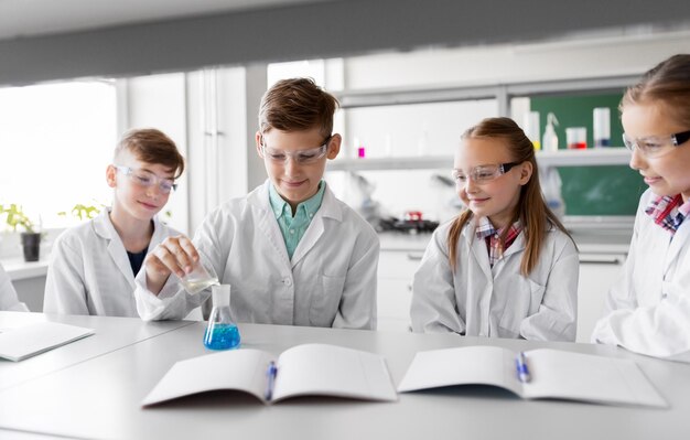 Foto niños con tubo de ensayo estudiando química en la escuela