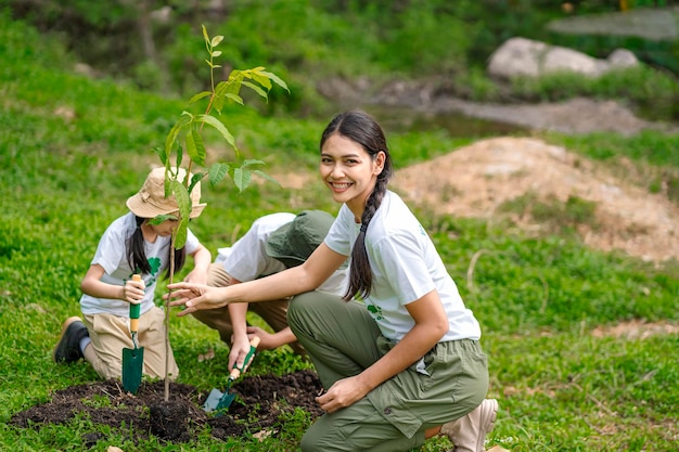 Foto los niños se unen como voluntarios para actividades de conservación de la tierra de reforestación para inculcar en los niños