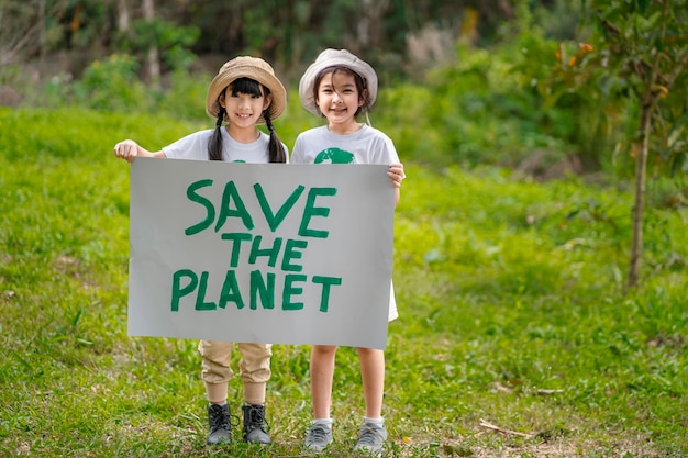 Los niños se unen como voluntarios para las actividades de conservación de la tierra de reforestación