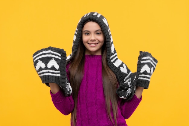 Los niños usan ropa abrigada con fondo amarillo. moda infantil de invierno y belleza.