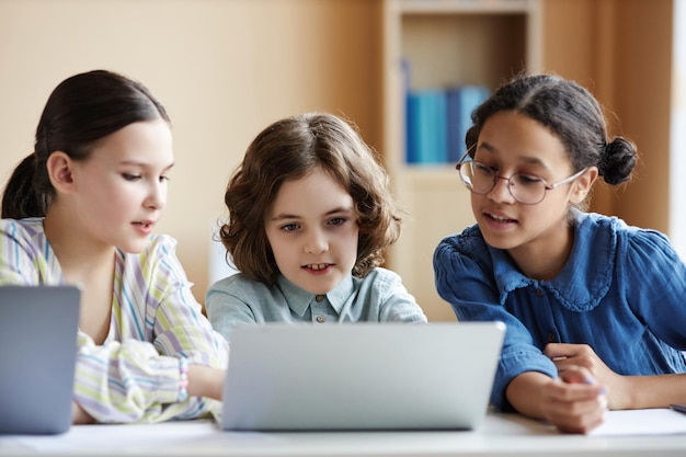 Niños usando laptop para ver video