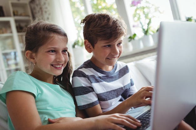 Niños usando laptop