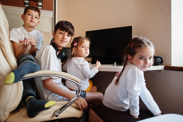 Niños usando microscopio aprendiendo clases de ciencia en casa.