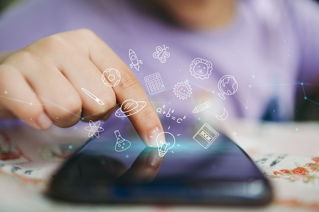 Foto los niños utilizan la tecnología de los teléfonos inteligentes para aprender y entretenerse