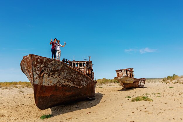 Niños uzbekos en el Cementerio de Barcos Olvidados en Muynak. Mar de Aral. Uzbekistán