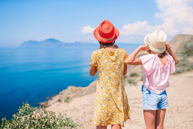 niños de vacaciones sobre fondo de roca blanca