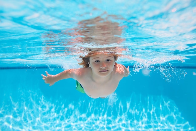 Niños de verano en el agua en la piscina bajo el agua niño niño nadando bajo el agua en la playa en el mar en verano bl