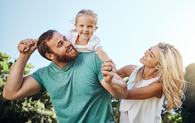 Niños verano y familia con una niña madre y padre en el parque o la naturaleza para la aventura y la diversión Niños padres y amor con un hombre mujer e hija al aire libre durante las vacaciones o vacaciones