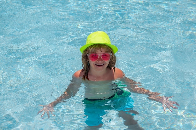 Niños de verano de moda con sombrero y gafas de sol rosas