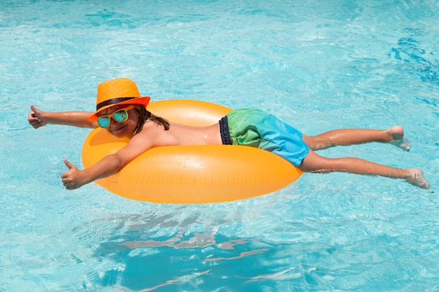 Niños verano relajarse niño jugando en la piscina concepto de vacaciones de verano verano niños retrato con f