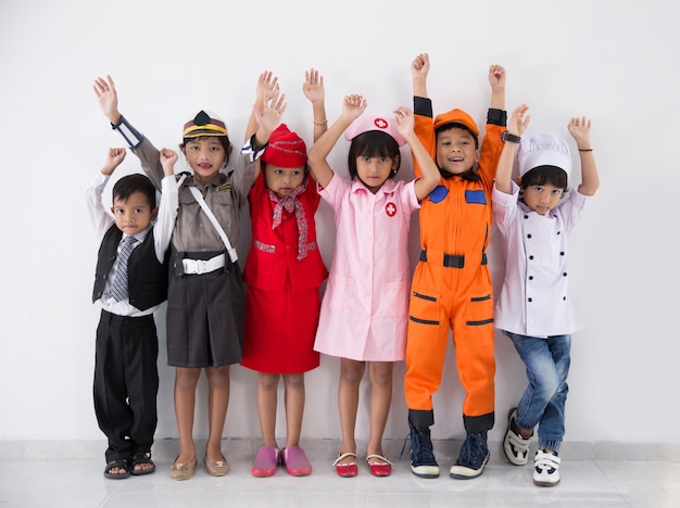 Niños vestidos con trajes de diferentes profesiones.